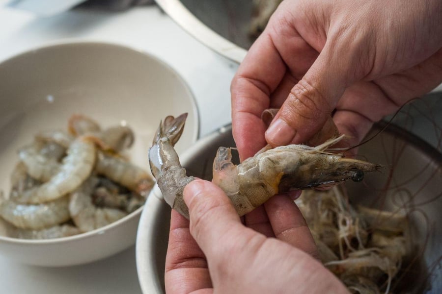 Người bán tôm nói thật: Muốn biết tôm nuôi và tôm tự nhiên hóa ra cực dễ