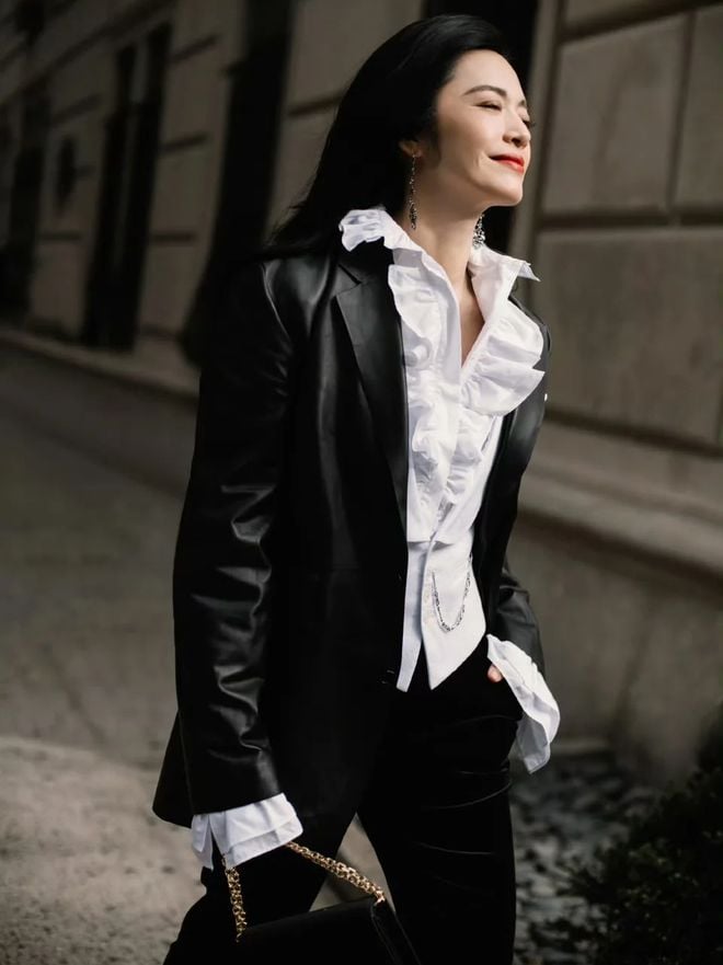 Một ưu điểm đáng chú ý của trang phục bèo nhún là khả năng thích ứng với nhiều vóc dáng khác nhau. 