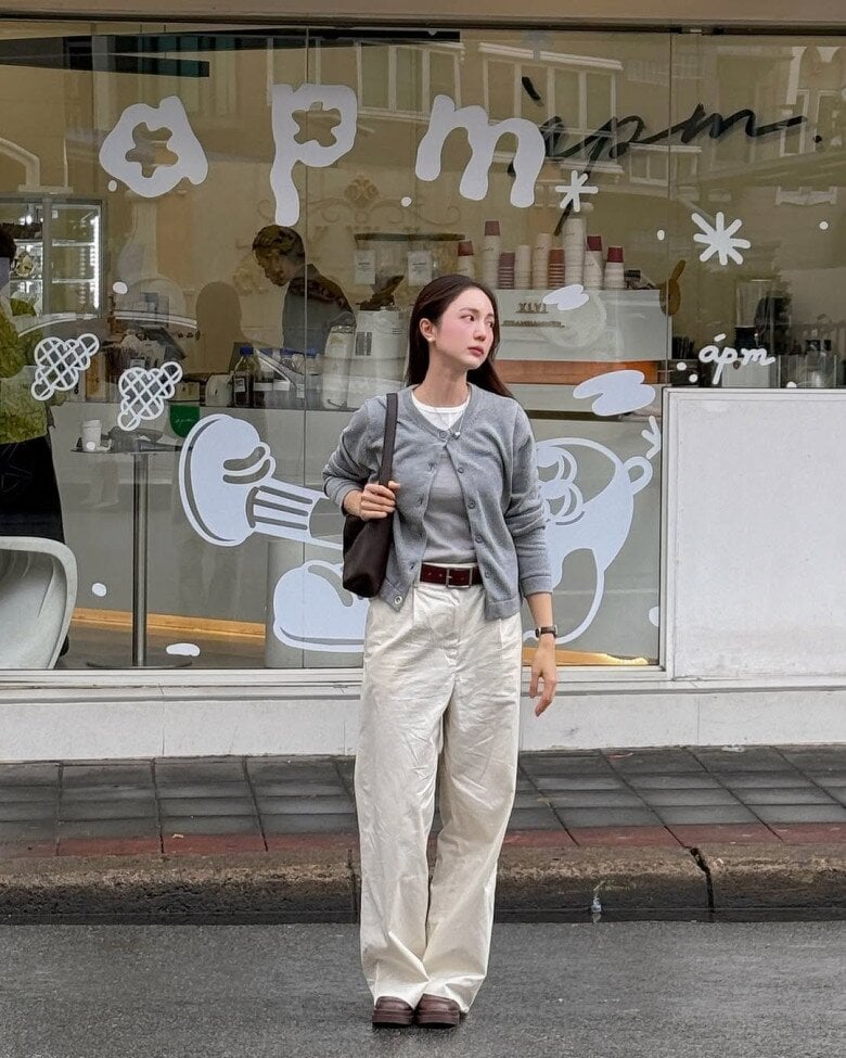 Chỉ cần kết hợp barrel pants với những item đơn giản như áo thun, áo sơ mi hoặc croptop, tổng thể trang phục đã trở nên nổi bật hơn.