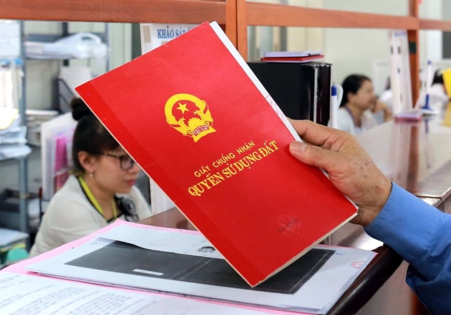 Theo khoản 2 Điều 12, mọi thông tin trên sổ đỏ phải được xác định dựa trên giấy tờ nhân thân hoặc giấy tờ pháp lý hợp lệ, đồng thời được phân loại rõ theo từng đối tượng cụ thể.    