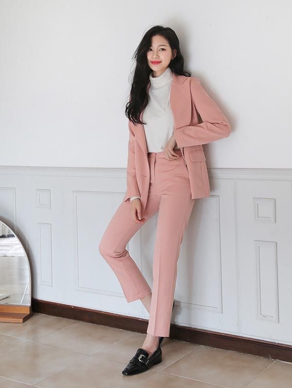 Một nguyên tắc quan trọng khi mặc màu hồng là không nên để gam màu này xuất hiện một cách đơn lẻ. 