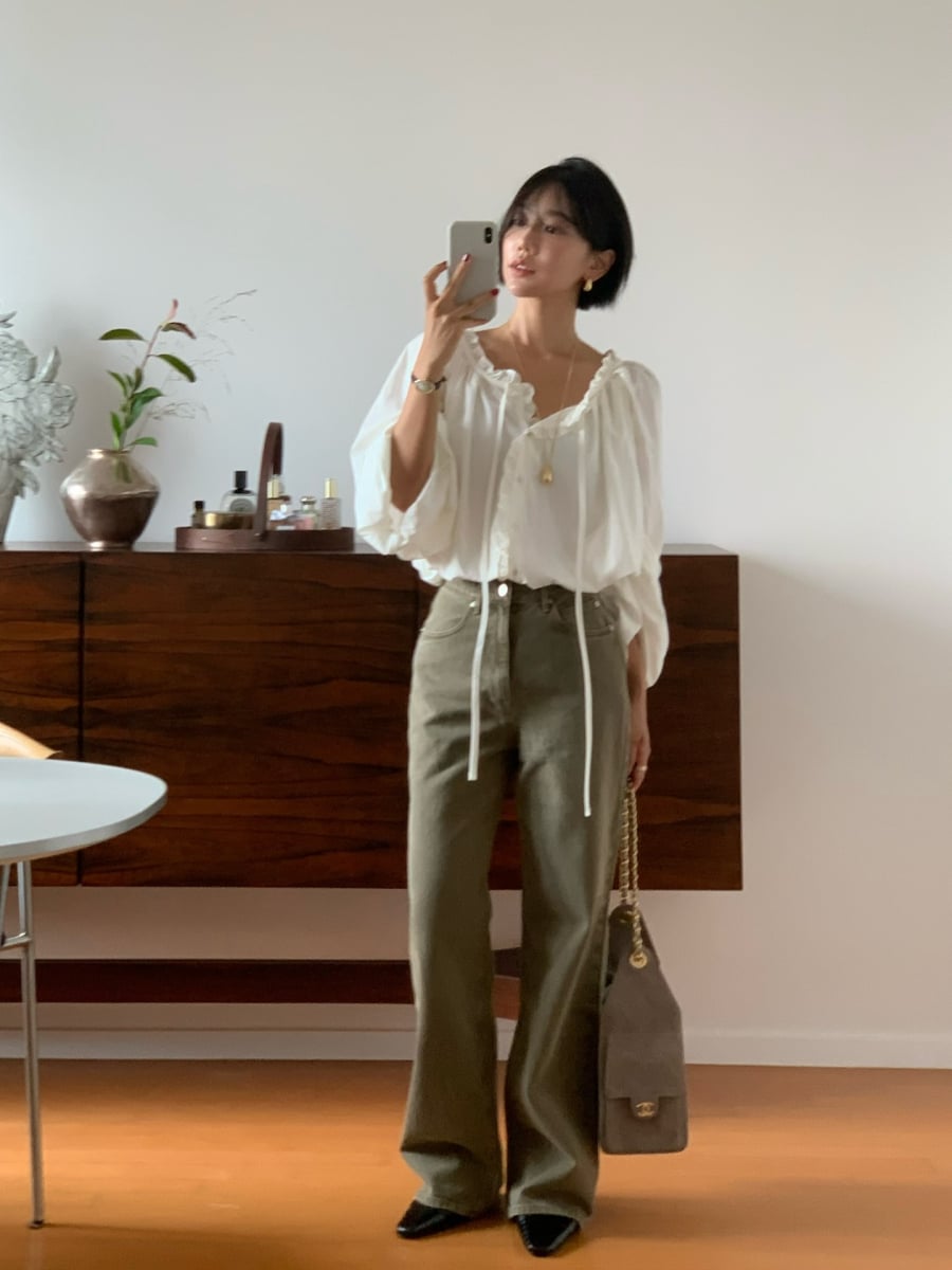 Sự kết hợp giữa áo blouse mềm mại và quần ống rộng luôn mang lại vẻ ngoài tinh tế. 