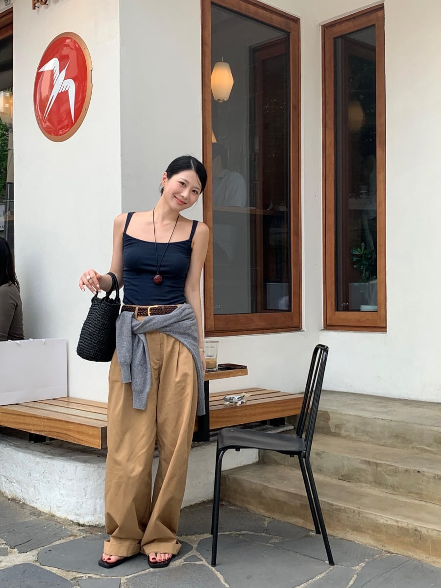 Khi kết hợp với quần dáng suông có độ rũ nhẹ, tổng thể trang phục trở nên cân đối, vừa thoải mái vừa mang nét hiện đại.