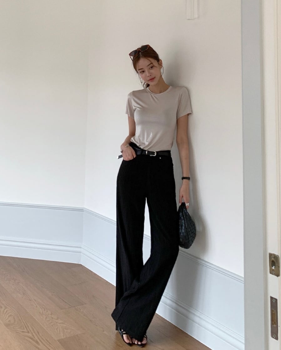  Những gam màu cơ bản như trắng hoặc đen mang lại vẻ ngoài gọn gàng, trong khi các màu trung tính như be, xám hay pastel giúp tổng thể trông nhẹ nhàng hơn.