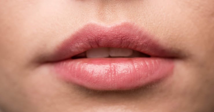  Việc thiếu vitamin nhóm B hoặc sắt có thể khiến môi trở nên nhợt nhạt, thiếu sức sống.