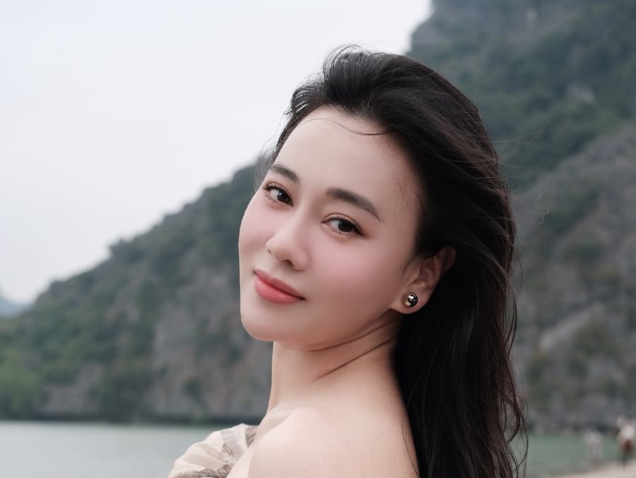 Giữa khung cảnh thiên nhiên, nữ diễn viên ghi điểm bởi thần thái nhẹ nhàng, thư thái. 