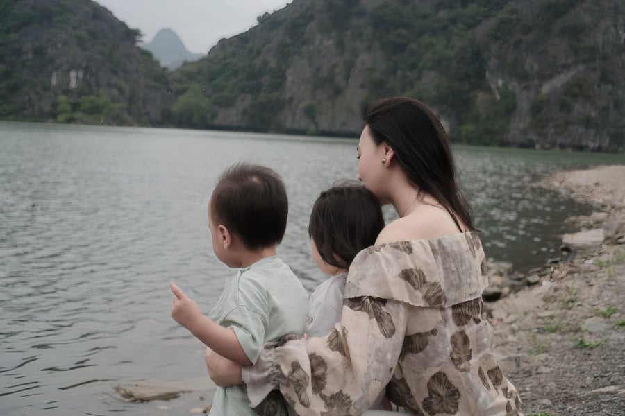 Nhìn vào loạt ảnh mới, có thể thấy 2 nhóc tỳ nay đã cứng cáp, trông rất vui vẻ khi được mẹ cho đi dạo chơi.