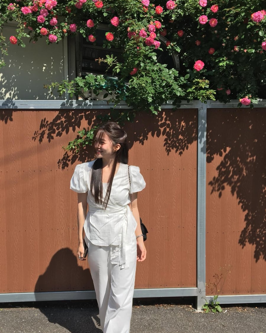 Phần cổ khoét theo chiều dọc giúp vùng cổ trông cao hơn, đồng thời làm giảm cảm giác đầy đặn ở phần vai và ngực.