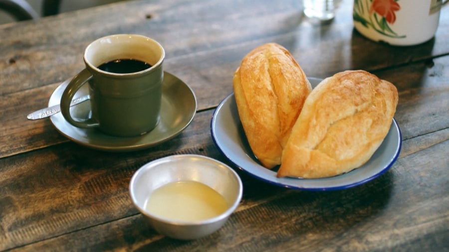 Bánh mì chấm sữa là món ăn tiện lợi, ngon miệng, được nhiều người yêu thích.