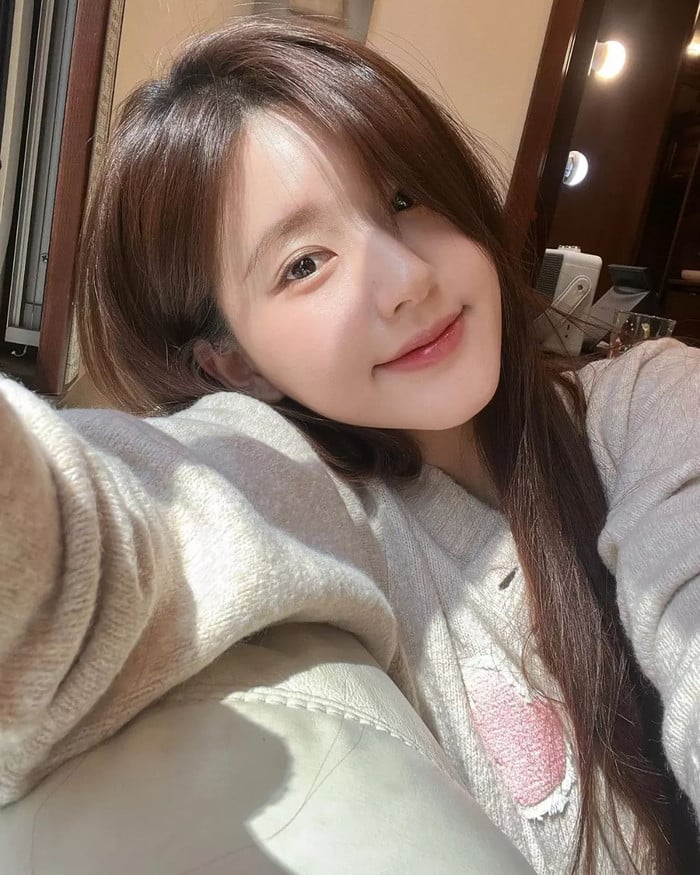 Không chỉ dừng lại ở kem chống nắng, việc sử dụng thêm các biện pháp che chắn như mũ, khẩu trang hay ô cũng góp phần tạo nên “lớp bảo vệ kép” cho làn da.