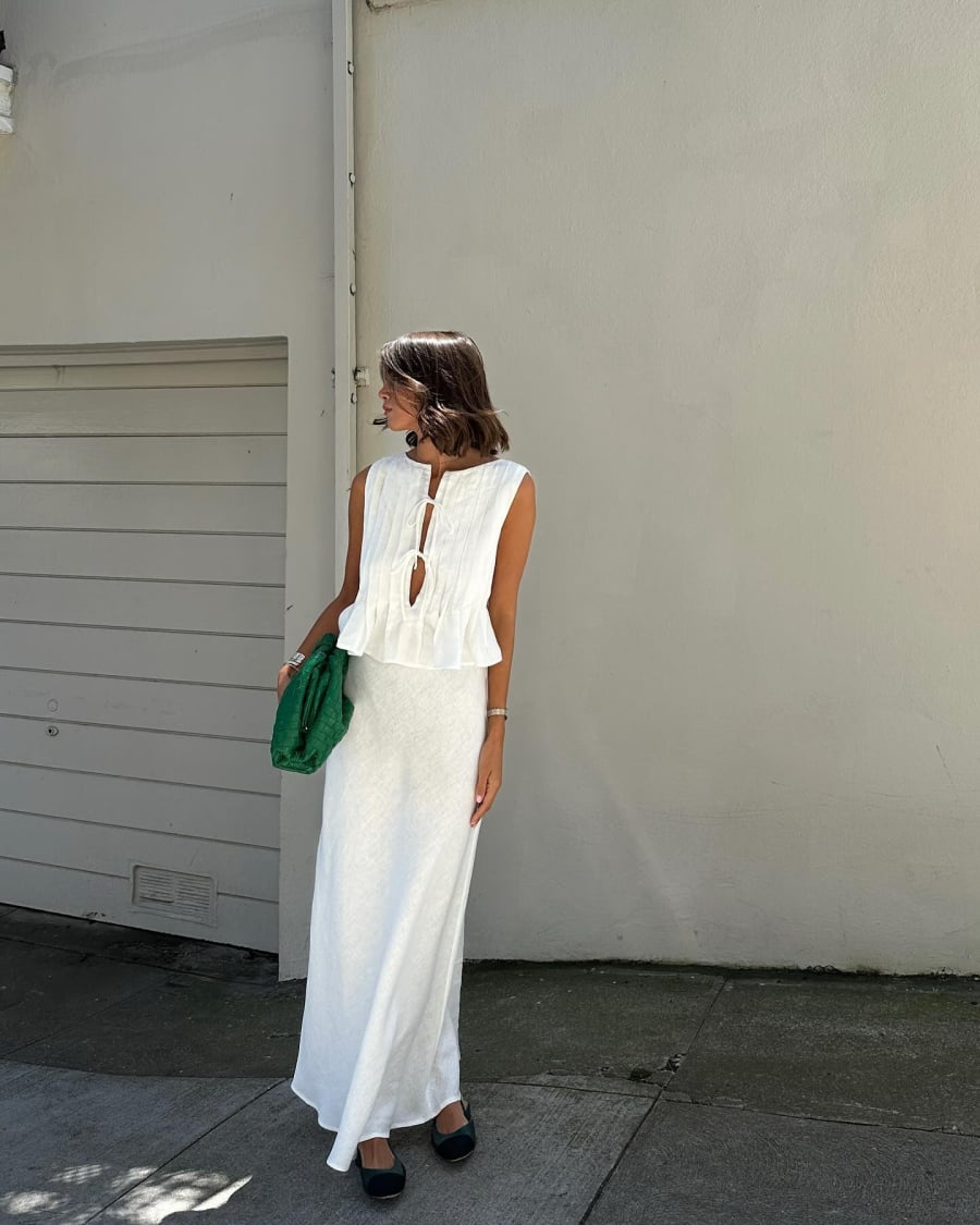 Khi phối cùng váy, giày búp bê tạo nên tổng thể hài hòa, không quá cầu kỳ nhưng vẫn đủ thu hút.