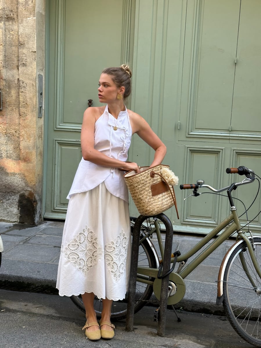 Khi đi cùng váy ngắn hoặc váy chữ A, Mary Jane tạo nên diện mạo tươi tắn, mang hơi hướng vintage nhưng vẫn rất hiện đại.