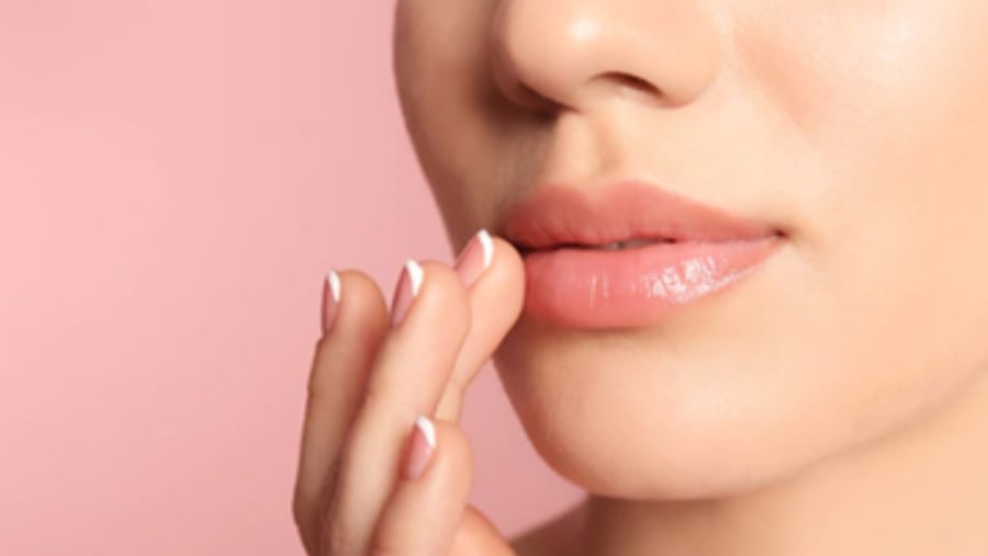 Để cải thiện tình trạng thâm môi, chúng ta cần một quy trình kết hợp giữa việc loại bỏ tế bào chết, cung cấp dưỡng chất phục hồi và bảo vệ tối ưu.    