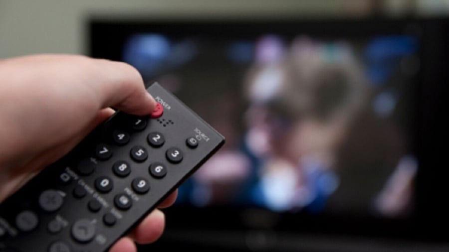 4 thiết bị không bật vẫn âm thầm ngốn điện 19 Khi tắt bằng điều khiển, tivi sẽ chuyển sang chế độ chờ và vẫn âm thầm ngốn điện.