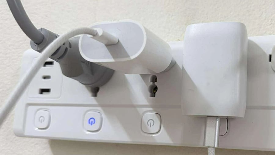 4 thiết bị không bật vẫn âm thầm ngốn điện 21 Bộ sạc điện thoại cũng nên được rút ra khi không sử dụng.