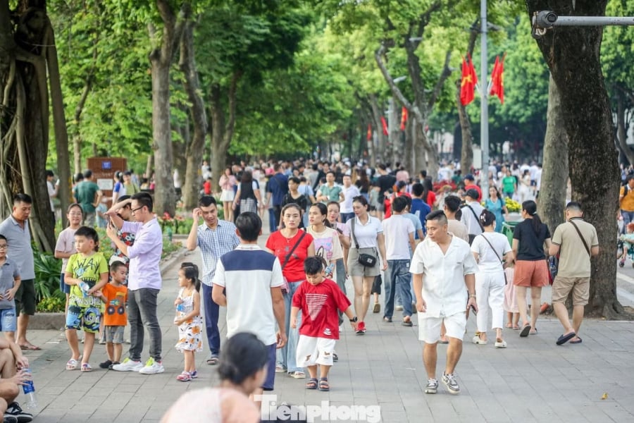 Ngay sau đó là kỳ nghỉ lễ 30/4 - 1/5 rơi vào thứ Năm và thứ Sáu. Nếu không làm việc thứ Bảy, người lao động có thể nghỉ liên tục 4 ngày, từ 30/4 đến hết 3/5.    