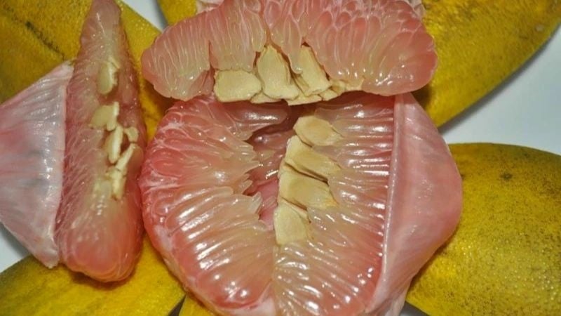 Bưởi chứa nhiều vitamin C và chất chống oxy hóa mạnh như naringenin và naringin. 