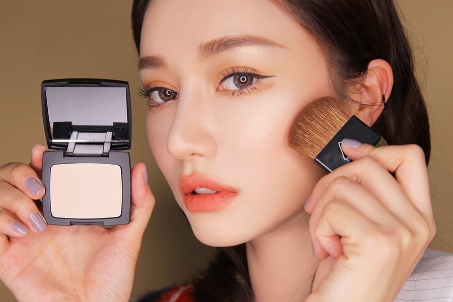 Một làn da sạch và đủ ẩm chính là nền tảng để lớp nền bám tốt hơn. 