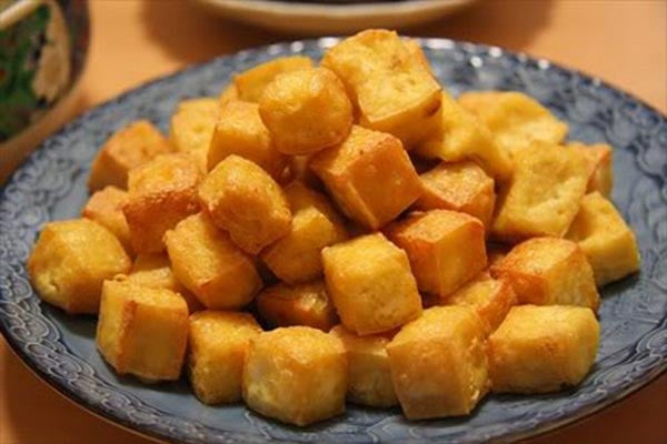 Cách này giúp tạo lớp vỏ giòn rõ rệt, phù hợp khi bạn thích đậu “giòn tan” bên ngoài.