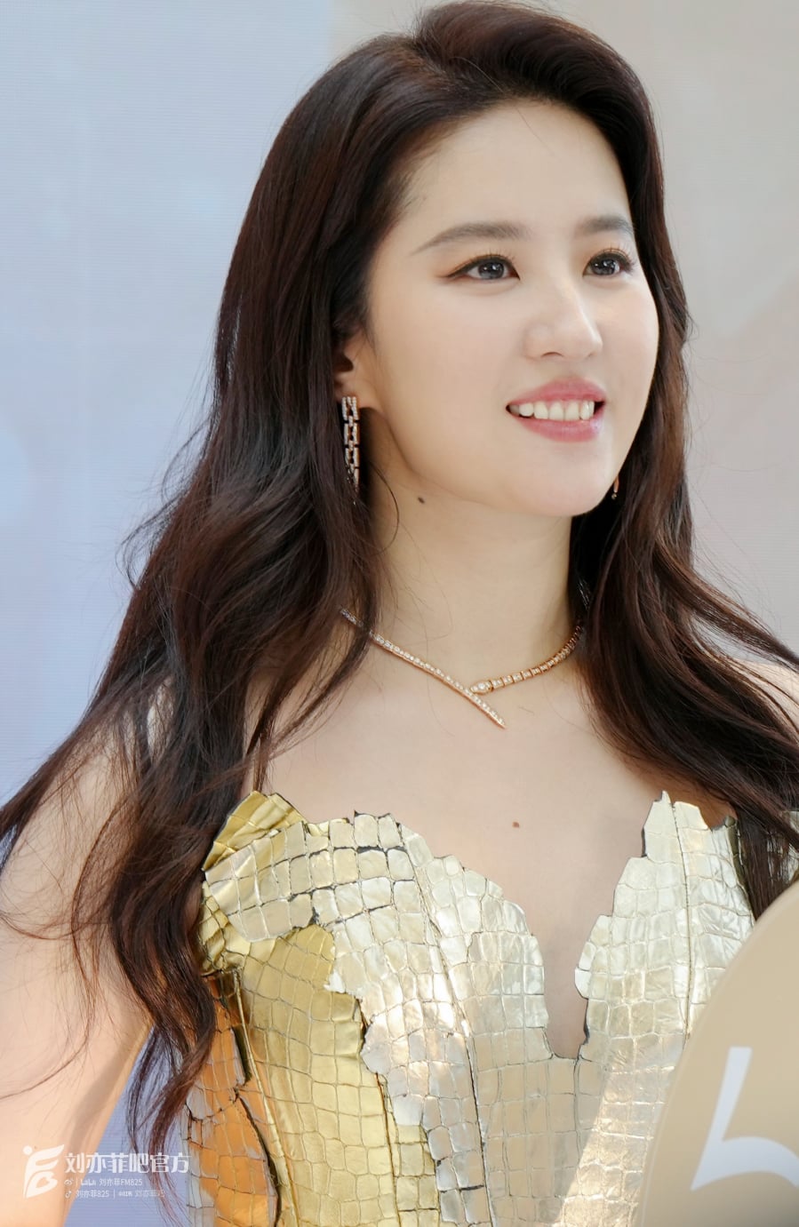 Điều đáng nói là bí quyết của cô không hề phức tạp, mà đến từ những thói quen chăm sóc da đều đặn và lối sống lành mạnh được duy trì trong thời gian dài.