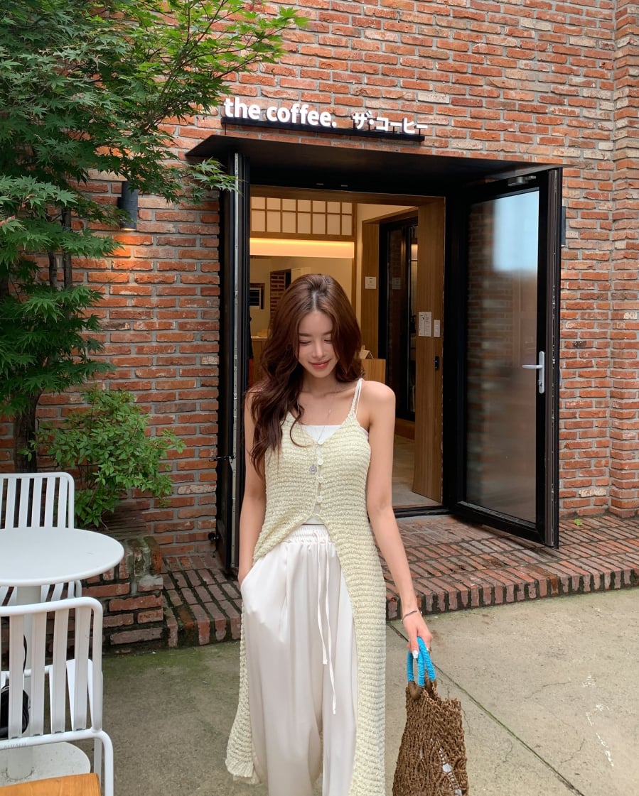  Bộ đôi này mang lại cảm giác nhẹ nhàng, thoáng mát, đồng thời tạo nét quyến rũ tinh tế mà không hề phô trương.