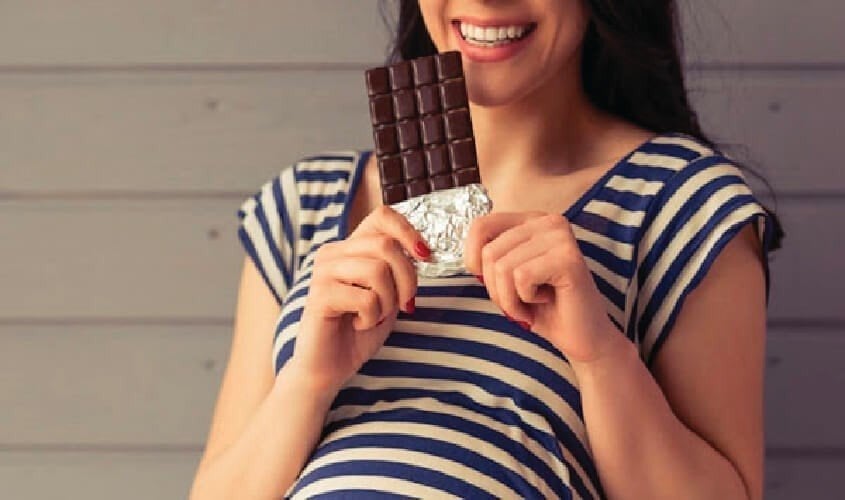 Không ít người loại bỏ hoàn toàn sô-cô-la khi ăn kiêng, nhưng sô-cô-la đen (hàm lượng cacao từ 70% trở lên) lại mang lại nhiều lợi ích nếu sử dụng đúng cách. Ảnh minh họa