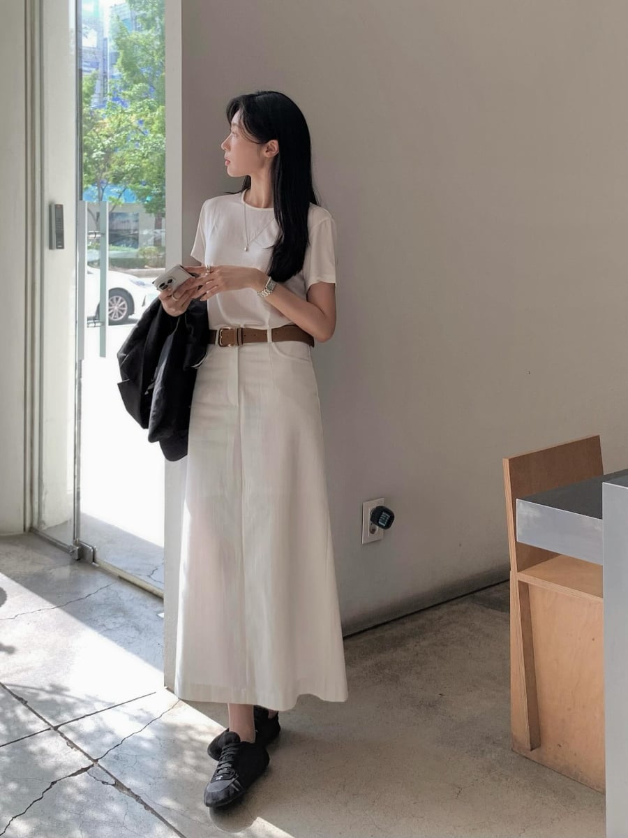 Các thiết kế dáng suông hoặc chữ A, sử dụng chất liệu nhẹ như linen hoặc cotton, giúp hạn chế cảm giác bí bách và mang lại sự thoáng mát khi di chuyển.