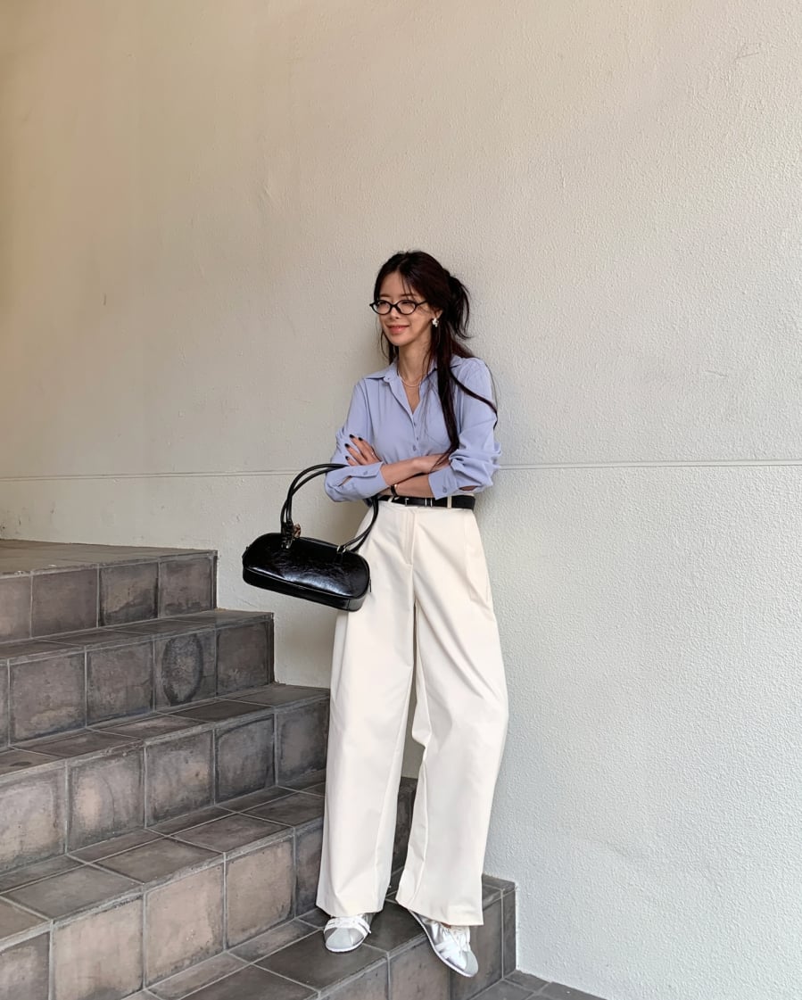 Sơ mi luôn giữ vai trò quan trọng trong tủ đồ công sở, nhưng vào mùa nóng, yếu tố thoải mái cần được đặt lên hàng đầu.