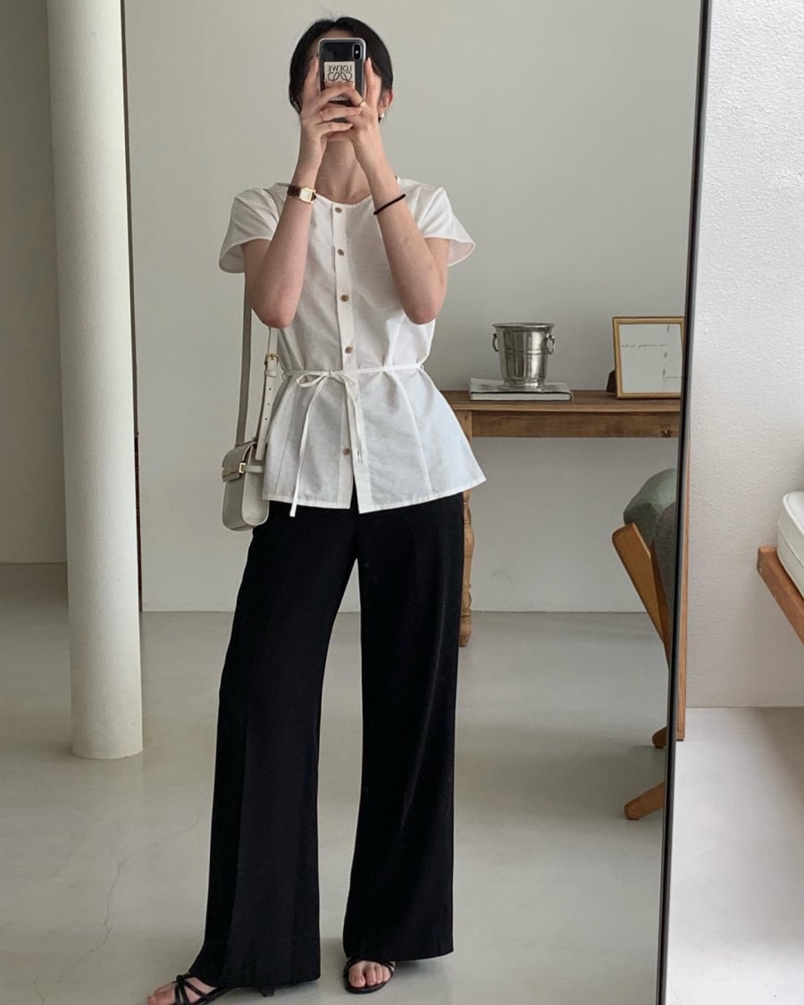 Trong những ngày nhiệt độ tăng cao, các thiết kế áo blouse với chất liệu mỏng nhẹ luôn được ưu tiên.