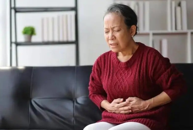 Khi trời ấm lên, cảm giác ăn ngon miệng khiến nhiều người dễ “thả lỏng” chế độ dinh dưỡng, vô tình nạp vào cơ thể những thực phẩm gây hại cho dạ dày. Ảnh minh họa