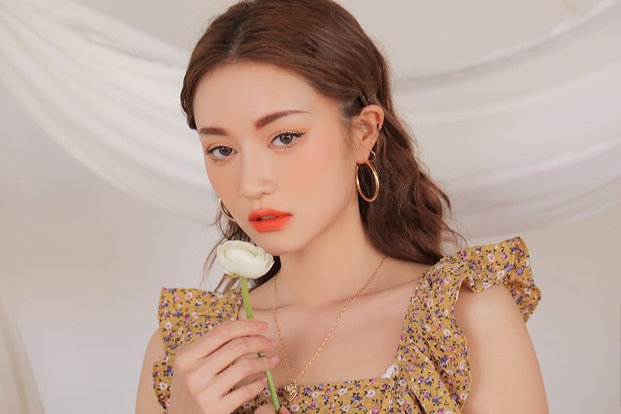 Tông màu này giúp gương mặt trở nên tươi tắn hơn mà không cần quá nhiều bước trang điểm cầu kỳ.