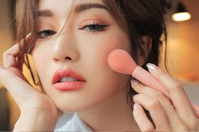 Điểm đặc trưng của kiểu makeup này nằm ở cách đánh má tập trung ở trung tâm gương mặt thay vì kéo xếch lên cao.