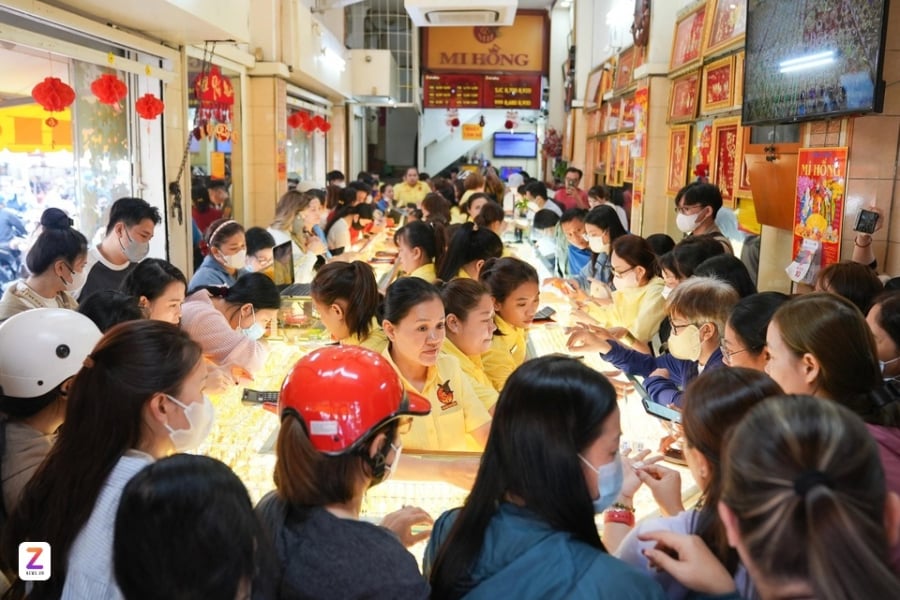 Mở cửa phiên giao dịch đầu giờ chiều 8/4, Công ty TNHH MTV Vàng bạc đá quý Sài Gòn (SJC) niêm yết giá vàng miếng ở mức 171 – 175 triệu đồng/lượng (mua – bán), nới rộng chênh lệch hai chiều lên tới 4 triệu đồng/lượng. 