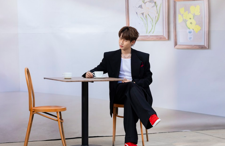 Sự gắn bó ngoài đời thực giúp các tương tác trong MV trở nên tự nhiên, gần gũi và giàu năng lượng. 