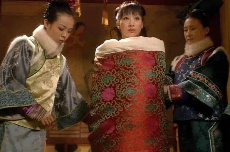 Sau khi thị tẩm xong, phi tần cũng không được tự mình rời phòng mà phải có người dìu đỡ.