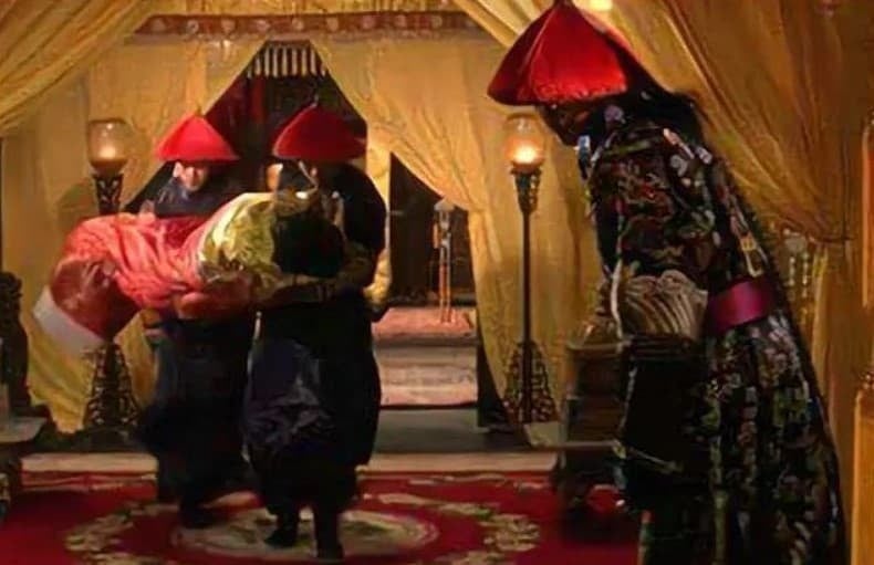 Tuy nhiên, thời nhà Thanh, phi tần mang loại giày gọi là hoa bồn để, có gót giữa, khiến việc giữ thăng bằng rất khó khăn. Ngay cả đi bộ bình thường cũng có thể dẫn đến ngã, vì vậy phi tần luôn cần người dìu khi di chuyển.    