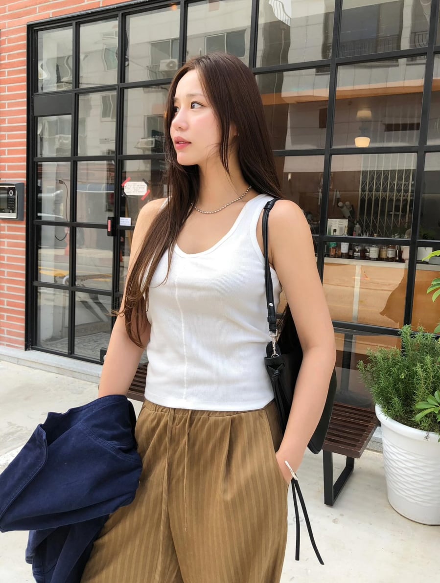 Không chỉ dừng lại ở yếu tố tiện lợi, kiểu quần này còn được cải tiến về mặt thẩm mỹ với nhiều chất liệu mềm mại như cotton,