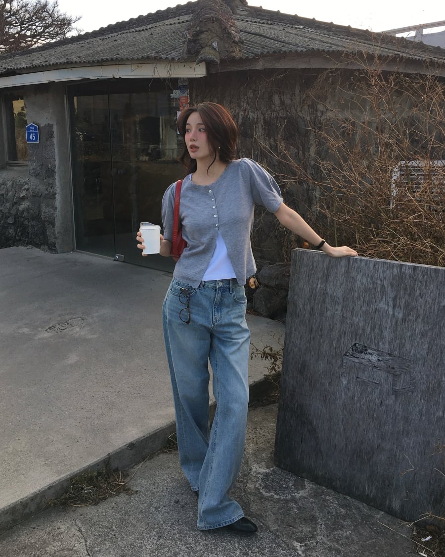 Màu xanh denim cổ điển vẫn là lựa chọn chủ đạo, tuy nhiên các phiên bản wash nhẹ, bạc màu hay mang hiệu ứng vintage cũng ngày càng phổ biến.