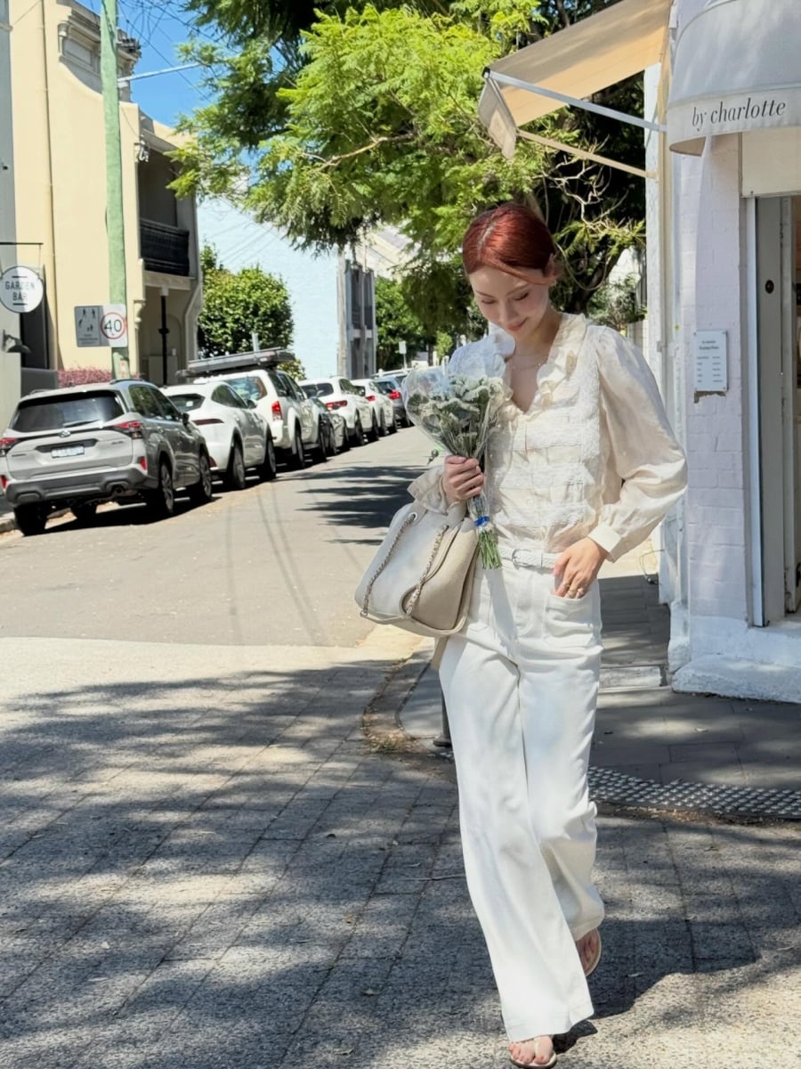 Chất liệu cũng được chú trọng với tiêu chí vừa giữ form tốt vừa đảm bảo độ thoáng nhẹ.