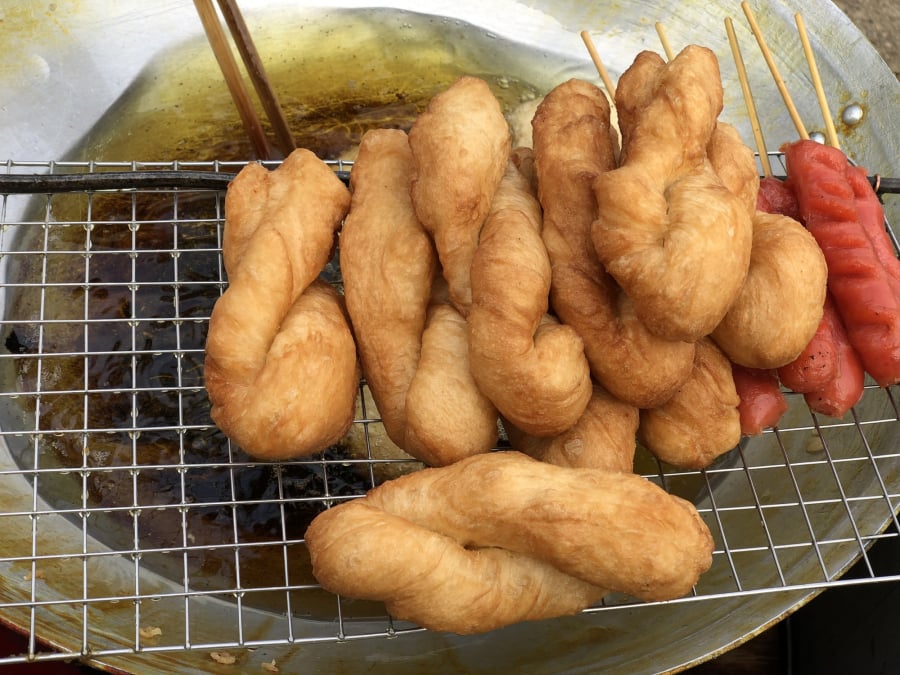 Quẩy, bánh rán hay các món chiên ngập dầu thường được chế biến ở nhiệt độ cao, thậm chí dùng lại dầu nhiều lần có thể sinh ra các chất có hại như chất béo chuyển hóa hay acrylamide. Ảnh minh họa