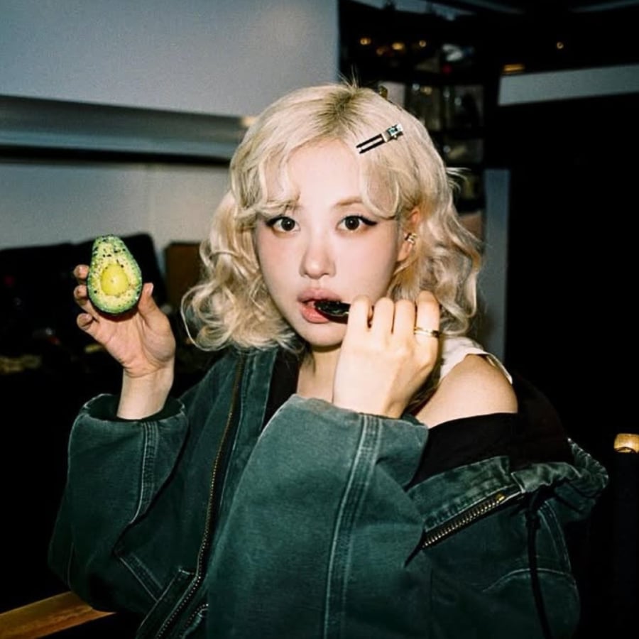 Khi khối cơ suy giảm, gương mặt cũng dễ trở nên kém săn chắc.