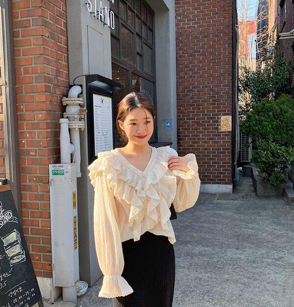  Chất liệu như chiffon, lụa hay cotton mềm càng làm tăng thêm cảm giác bay bổng cho tổng thể.