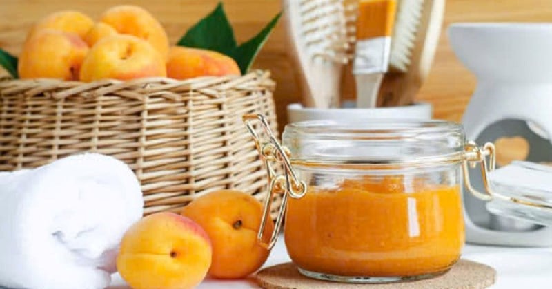 Hạt mơ xay mịn có thể được sử dụng như một dạng tẩy tế bào chết vật lý nhẹ.