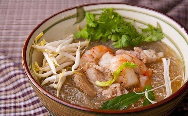 Món tôm nấu miến vừa thơm ngon, vừa dễ làm, giúp bữa ăn gia đình thêm phong phú và đầy đủ dinh dưỡng.    