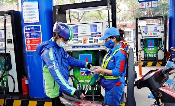 Đáng chú ý, các mặt hàng dầu ghi nhận mức giảm mạnh, dao động từ 1.660 – 9.880 đồng/lít hoặc kg tùy loại. Trong đó, dầu diesel giảm kỷ lục 9.880 đồng, đưa giá mới xuống còn 32.960 đồng/lít.