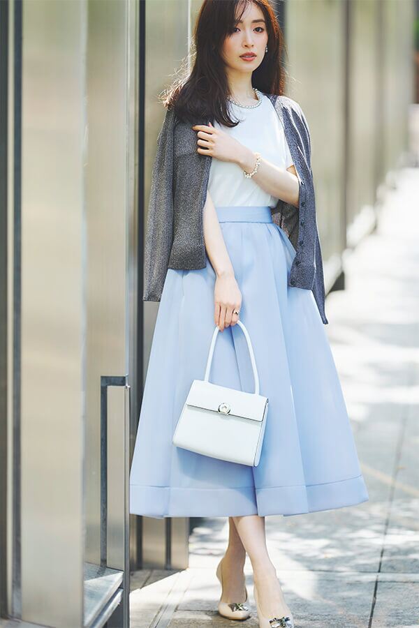  Sự phối hợp này tạo nên vẻ ngoài gọn gàng, thanh lịch nhưng vẫn rất dễ ứng dụng trong cuộc sống hàng ngày.
