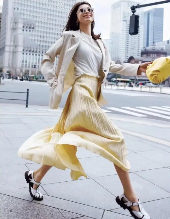 Khi kết hợp với các gam màu sáng như vàng nhạt, áo thun trắng sẽ trở nên nổi bật hơn nhưng vẫn giữ được nét nhẹ nhàng. 