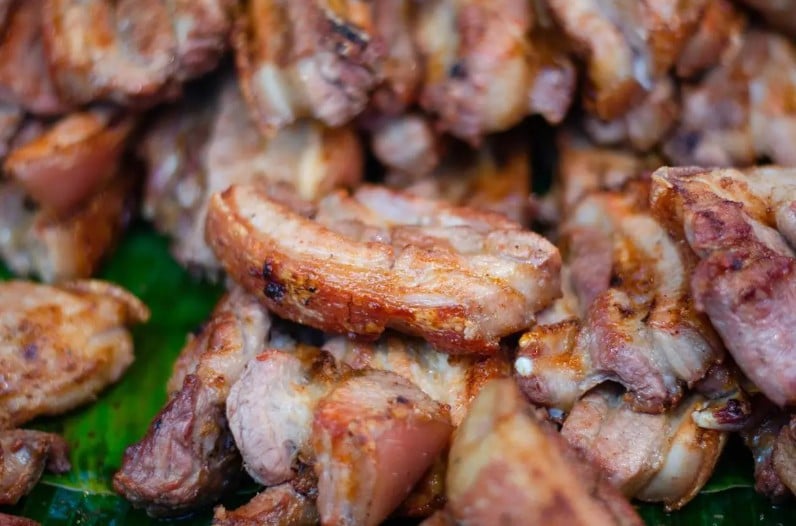 Các món chiên rán, nướng như khoai tây chiên, đồ ăn nhanh, thịt nướng… thường chứa acrylamide – chất được IARC xếp vào Nhóm 2A. Ảnh minh họa