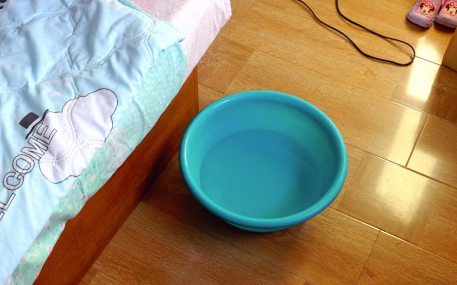 Vì sao nên đặt một bát nước trong phòng khi bật điều hòa? Chuyên gia giải thích khiến nhiều người bất ngờ 19 Khi điều hòa hoạt động, thiết bị sẽ hút bớt hơi ẩm trong không khí, khiến môi trường trong phòng trở nên khô hơn.