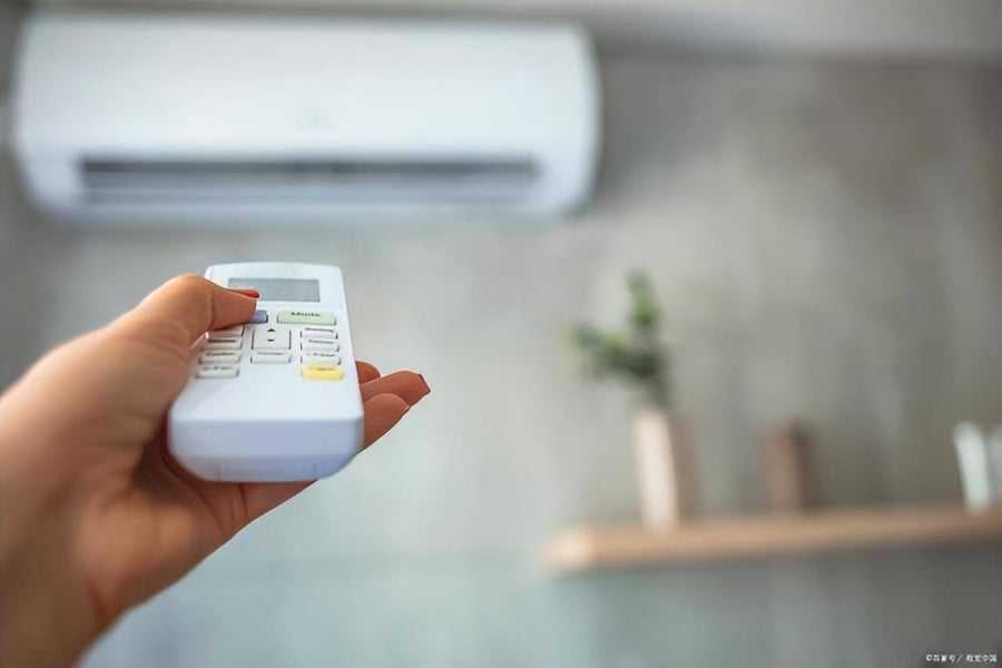 Vì sao nên đặt một bát nước trong phòng khi bật điều hòa? Chuyên gia giải thích khiến nhiều người bất ngờ 21 Nước có thể hỗ trợ giữ lại một phần bụi bẩn trong không khí, đồng thời quá trình bay hơi cũng giúp giảm mùi khó chịu trong phòng.